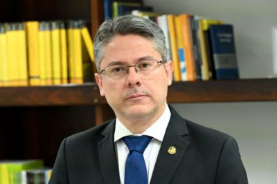 Senador Alessandro Vieira em seu gabinete em Brasília