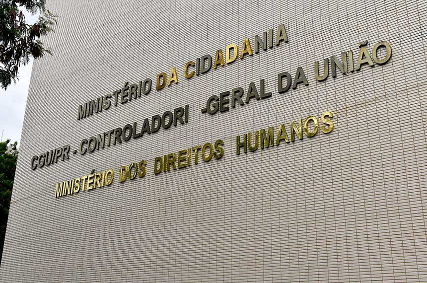 Senador Alessandro Vieira cobra transparência sobre fila do Auxílio Brasil