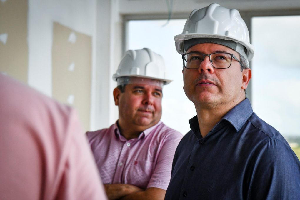 Senador Alessandro Vieira visita obras do Hospital de Amor, em Lagarto.