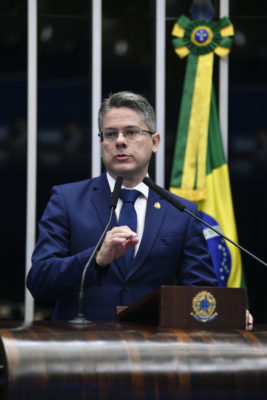 Senador Alessandro Vieira, autor de emenda que fortalece o combate à improbidade administrativa, na tribuna do Senado Federal