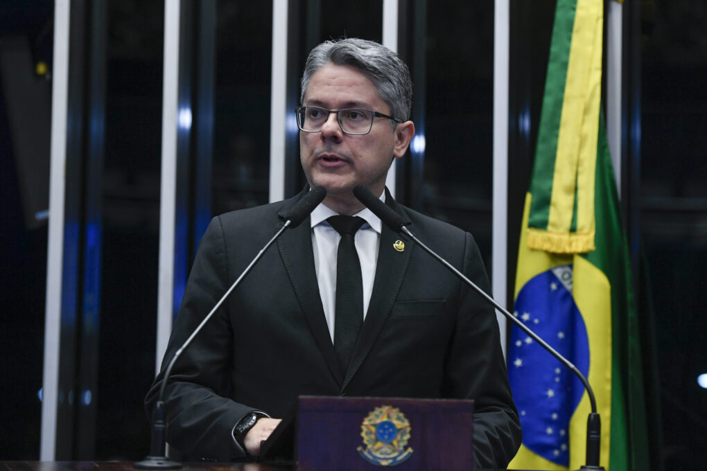 Em discurso, à tribuna, senador Alessandro Vieira.